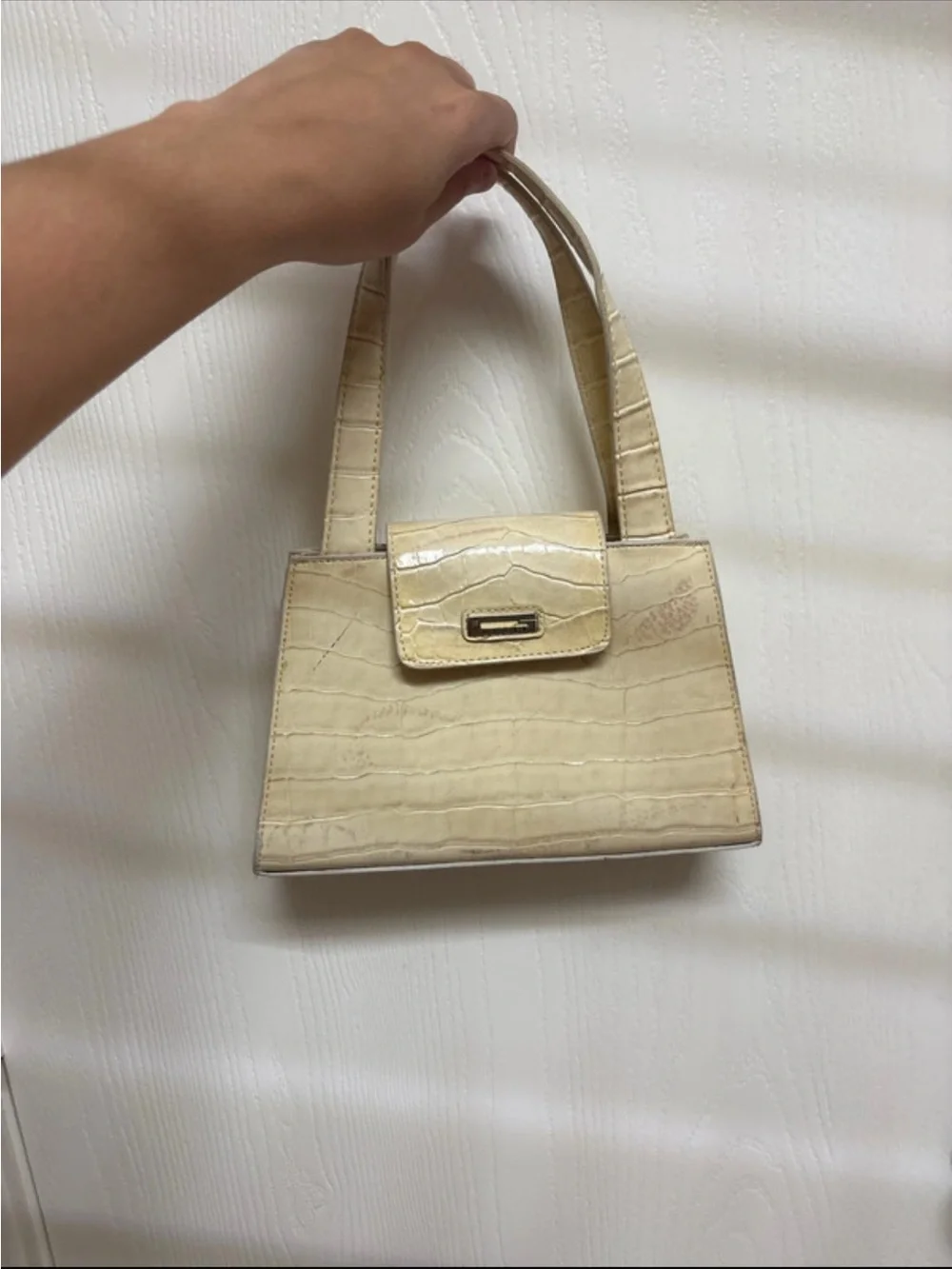 Vintage guess Croc-Embossed Cream Shoulder Bag with Top Flap